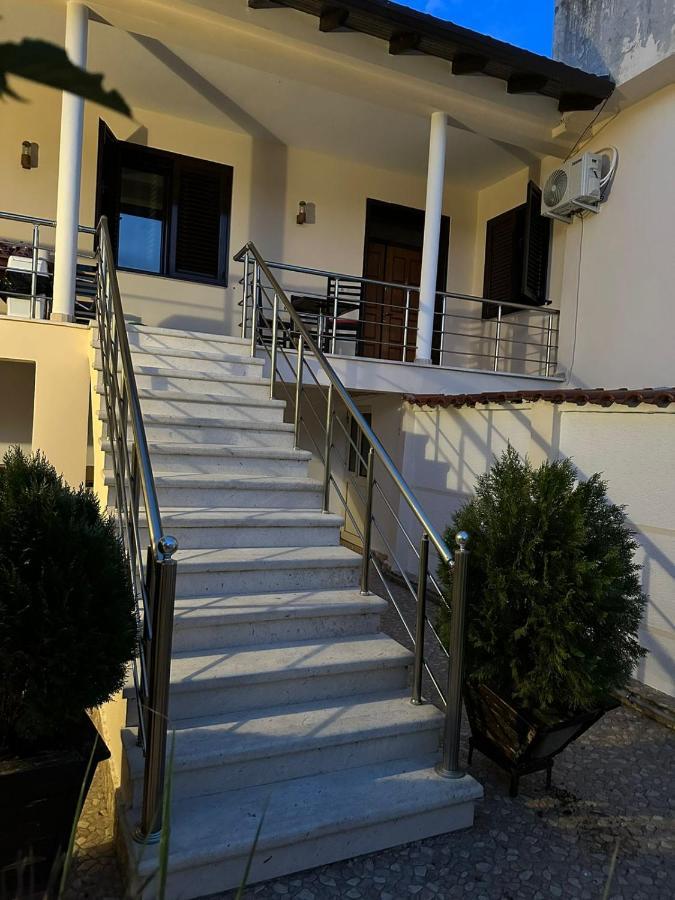 Elby Apartments Berat Buitenkant foto