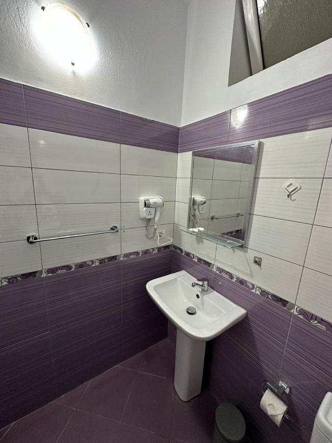 Elby Apartments Berat Buitenkant foto